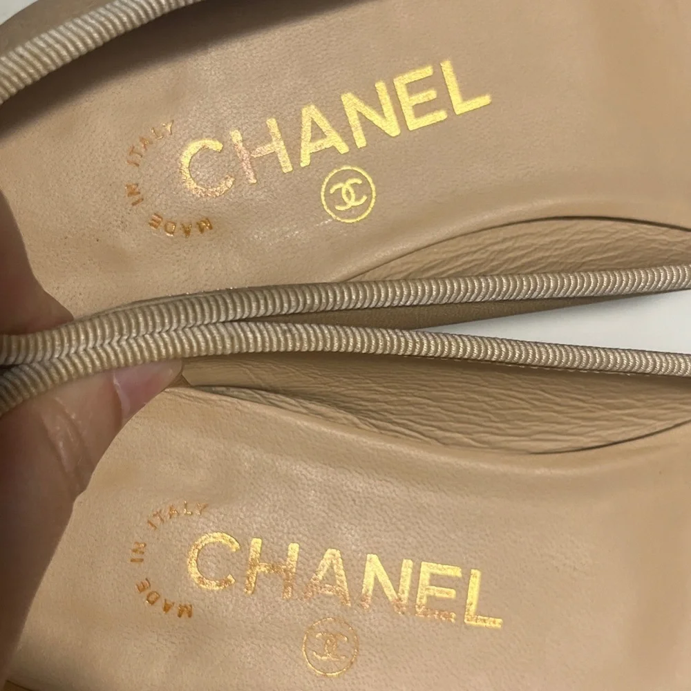 CHANEL Two-Tone Beige and Black Flats - Picture 9 of 10